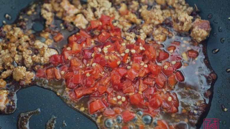 麻辣豆腐,配饭盖饭你都可!,6、加入<a style='color:red;display:inline-block;' href='/shicai/ 46964'>郫县豆瓣酱</a>。