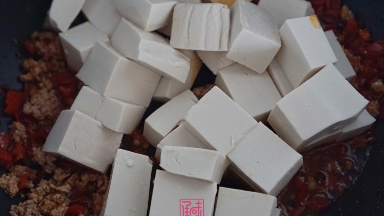 麻辣豆腐,配饭盖饭你都可!,7、翻炒出香味后,加入切好的豆腐。