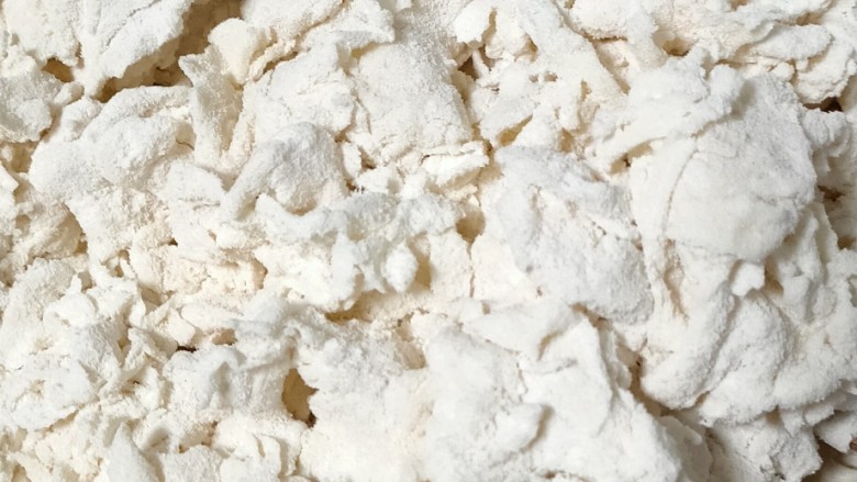 猪肉芥菜饺子,面粉里加点盐 ,搅拌成棉絮状 上手揉。