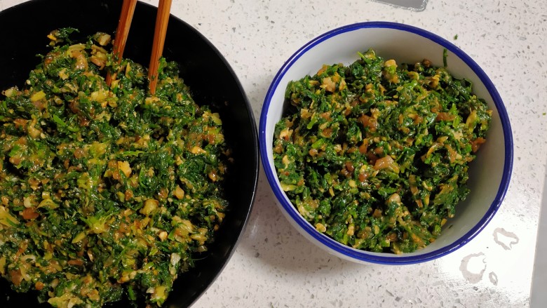 猪肉芥菜饺子,最后加入芥菜,搅拌 均匀