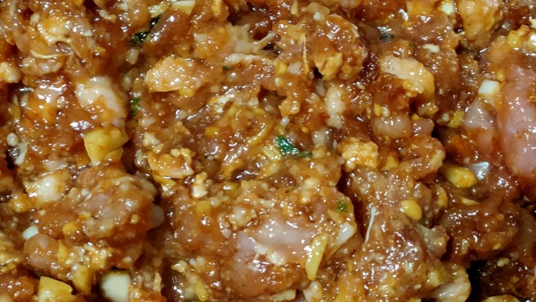 猪肉芥菜饺子,加所有调料,搅拌均匀