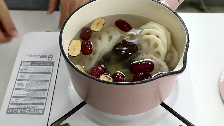 红枣莲藕汤,加一勺红糖,一勺黄冰糖,加几颗干桂圆,再加入一块黑糖