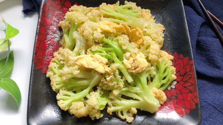 花菜炒鸡蛋,略煮入味后出锅吧。