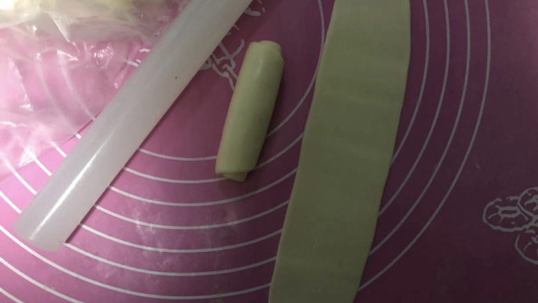 绿豆饼,取一个面团,继续擀长。