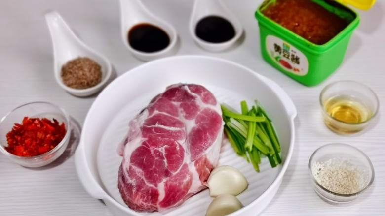 孜然肉片,准备食材,<a style='color:red;display:inline-block;' href='/shicai/ 11240'>梅花肉</a>泡冷水,将血水泡出。