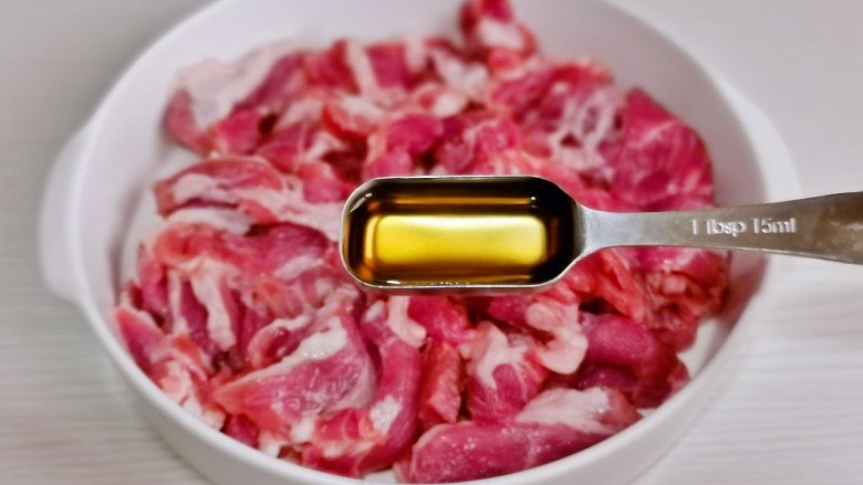孜然肉片,肉片放入盘中,加入<a style='color:red;display:inline-block;' href='/shicai/ 718'>料酒</a>。