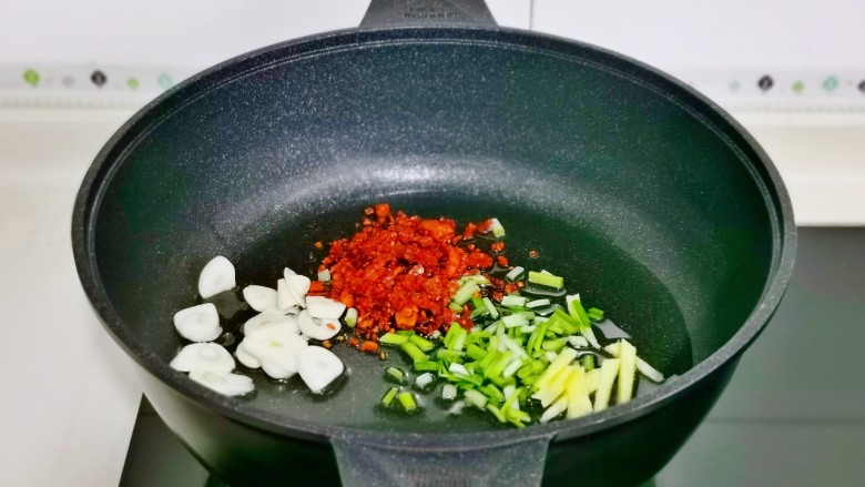 孜然肉片,起油锅,加入葱姜蒜<a style='color:red;display:inline-block;' href='/shicai/ 761'>辣椒粉</a>煸炒。