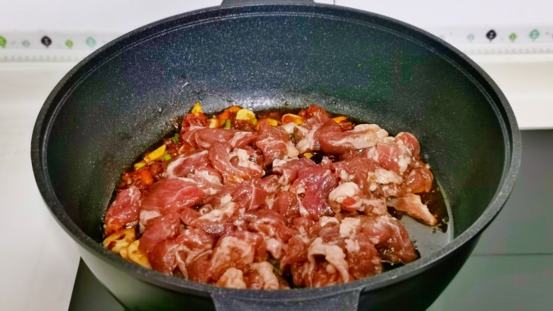 孜然肉片,加入腌制好的梅花肉,翻炒至变色。