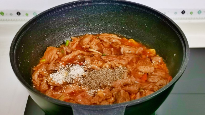 孜然肉片,加入<a style='color:red;display:inline-block;' href='/shicai/ 141911'>熟白芝麻</a>，<a style='color:red;display:inline-block;' href='/shicai/ 716'>孜然</a>粒，中火将肉片炒熟即可关火。