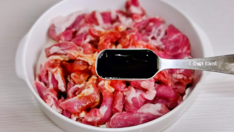 孜然肉片,加入<a style='color:red;display:inline-block;' href='/shicai/ 721'>蚝油</a>,抓拌均匀。