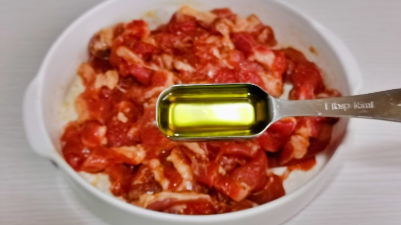 孜然肉片,淋上一勺食用油,按个人口味加入盐。