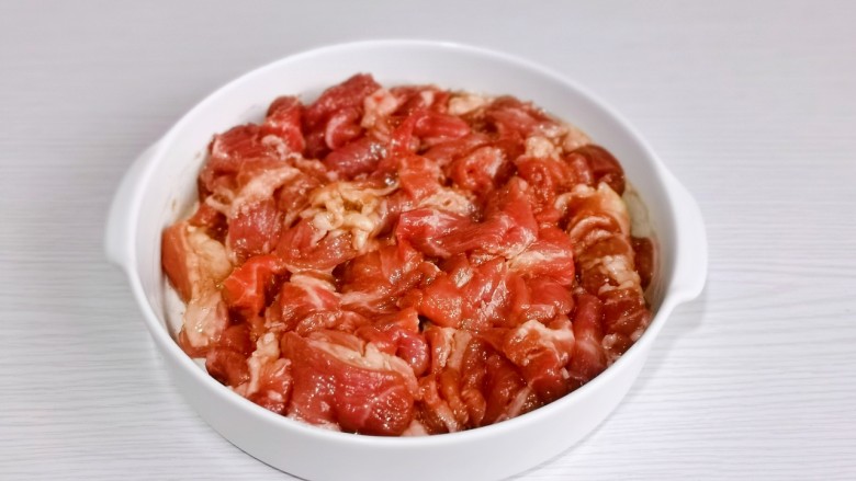 孜然肉片,再次抓拌均匀,腌制15分钟。