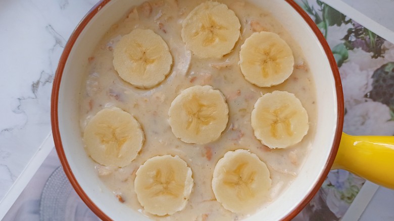 香蕉烤燕麦片,表面铺上香蕉片