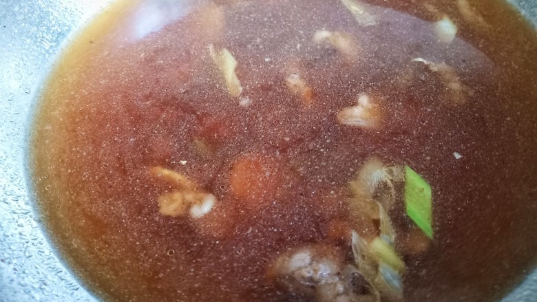 番茄牛肉面,再倒入清水,水要多一些,不然炖煮后就没多少汤汁了。中火炖40-60分钟,肉煮熟即可