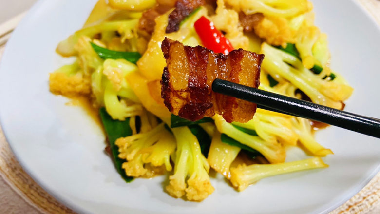腊肉炒花菜,腊肉炒花菜咸香入味,有肉有菜,下饭神器!