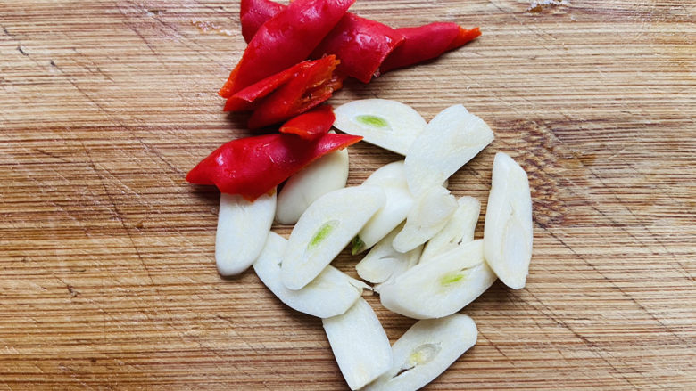 腊肉炒花菜,蒜头去皮切片,<a style='color:red;display:inline-block;' href='/shicai/ 62'>辣椒</a>切小片