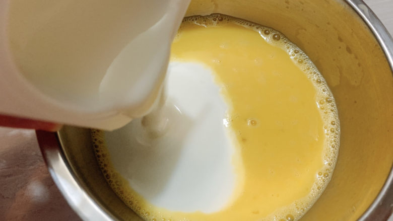 橙子蛋糕,加入一份酸奶，约90g搅打均匀