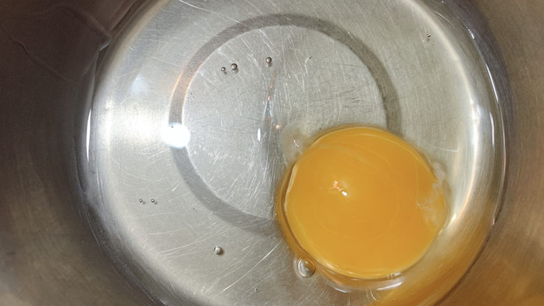 橙子蛋糕,准备一颗<a style='color:red;display:inline-block;' href='/shicai/ 9'>鸡蛋</a>，打成<a style='color:red;display:inline-block;' href='/shicai/ 9'>鸡蛋</a>液。