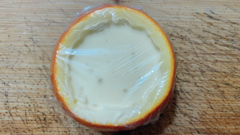 橙子蛋糕,加到橙子容器之中，封上一份保鲜膜，用牙签扎几个气孔。