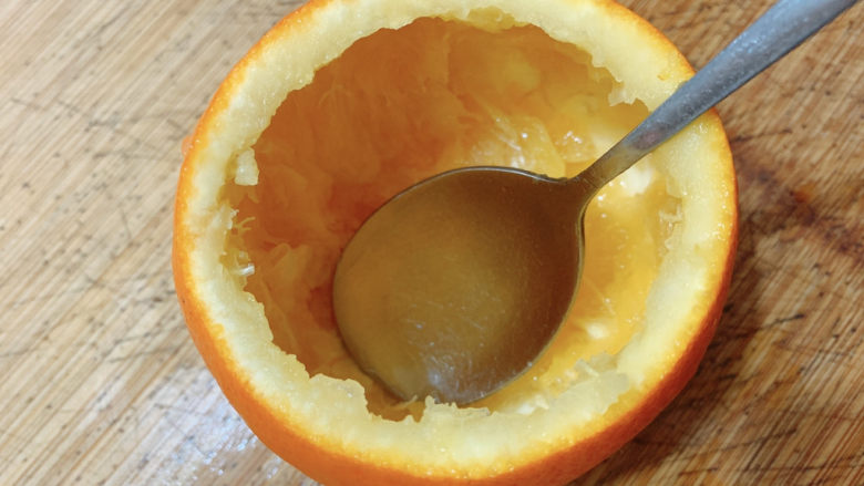 橙子蛋糕,然后将底部的橙子，用勺子掏空，制作成容器