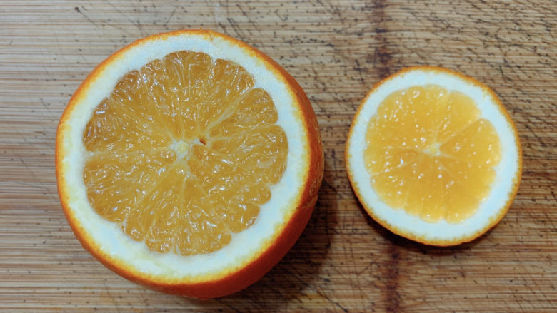 橙子蛋糕,将一份橙子表皮洗净，顶上切一片。