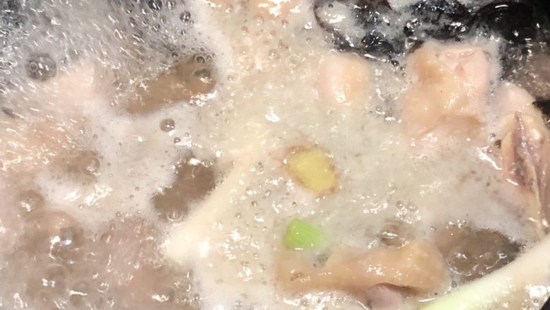 水瓜浸鸡,把鸡块和木耳一齐放去锅中,盖盖大火烧开3分钟。