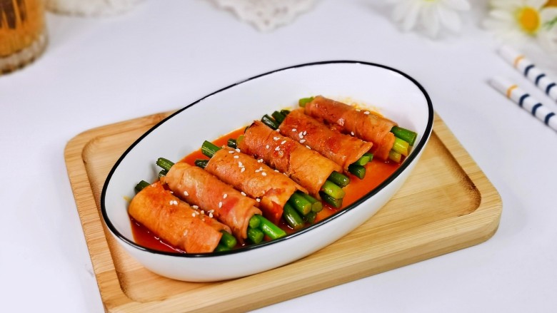 培根芦笋卷,盛出装盘,撒上熟<a style='color:red;display:inline-block;' href='/shicai/ 678'>白芝麻</a>。