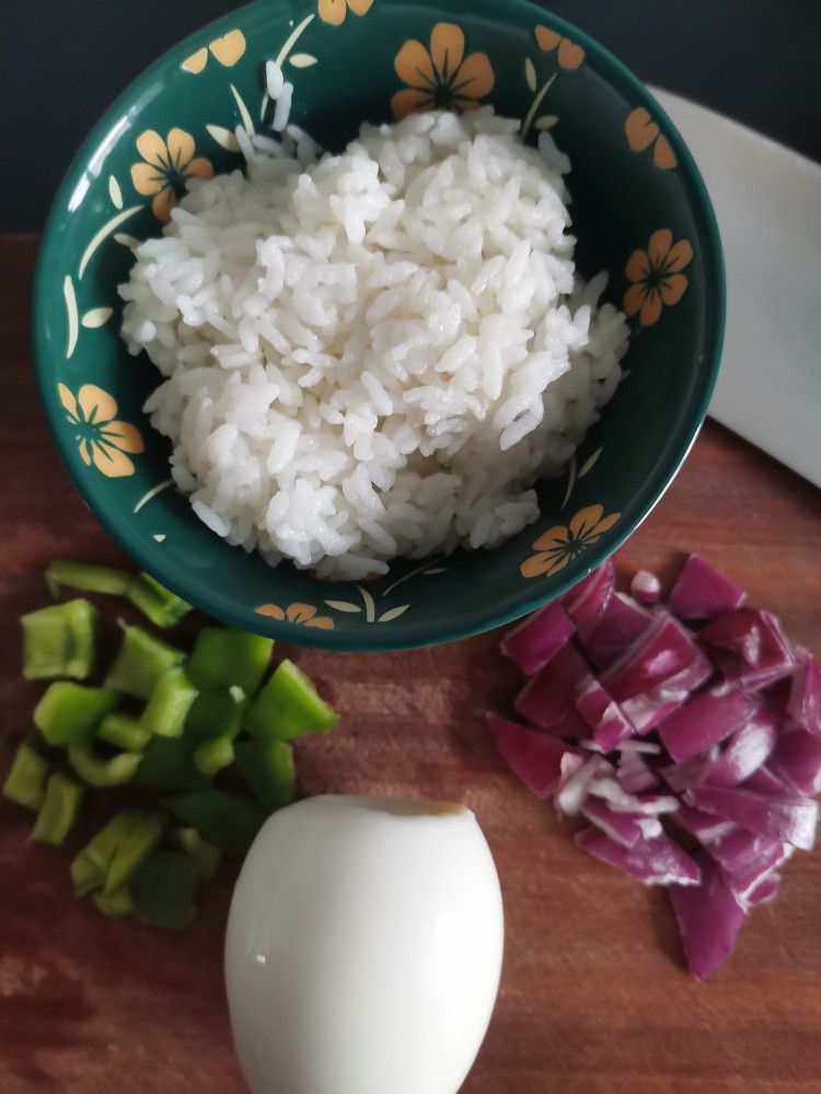 鹅蛋炒饭,鹅蛋煮熟去皮