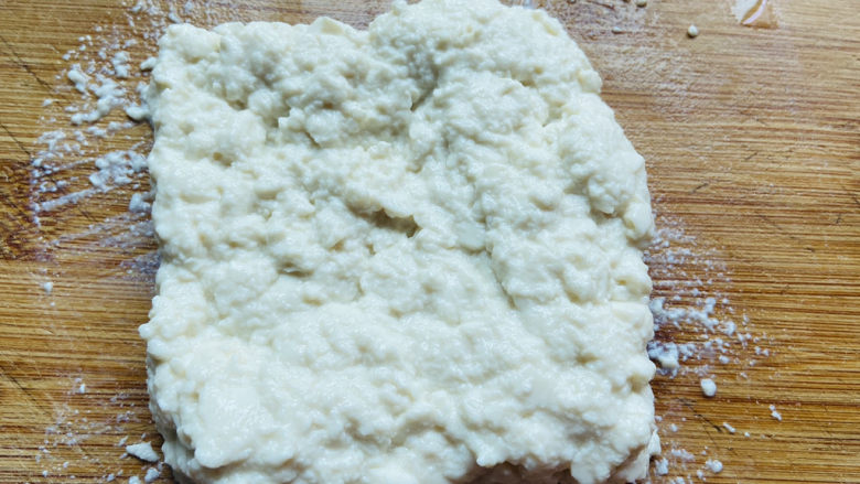 豆腐肉丸子,豆腐清洗一下沥干水分,压成泥