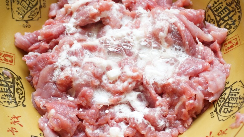 孜然肉片,然后加入小苏打和<a style='color:red;display:inline-block;' href='/shicai/ 919'>柠檬汁</a>,继续抓拌