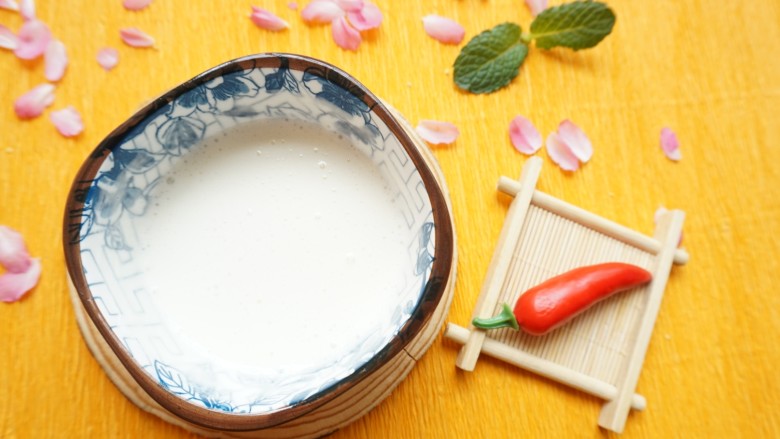 孜然肉片,取个<a style='color:red;display:inline-block;' href='/shicai/ 17'>蛋清</a>,加入25g生粉搅拌均匀