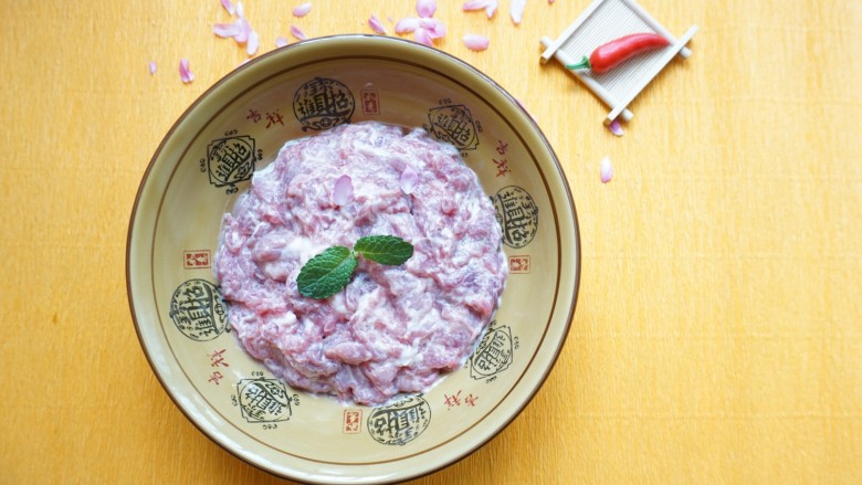 孜然肉片,倒入肉中搅拌均匀,放入冰箱冷藏1小时