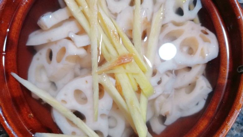 红枣莲藕汤,放上过面的清水,再下姜丝