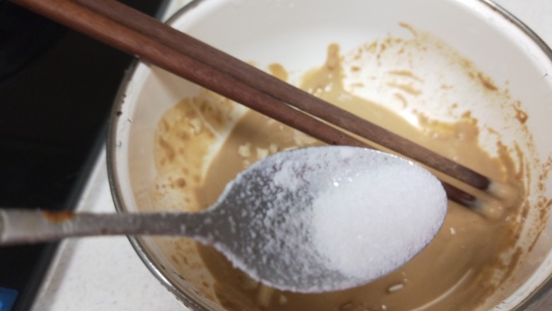 麻酱菠菜,加入适量盐,香油,生抽。