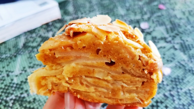 全麦苹果千层蛋糕(低卡减脂),烤好取出来脱模,晾至不烫手就可以吃了,一口下入,层层苹果,酸酸甜甜的,好吃无负担。