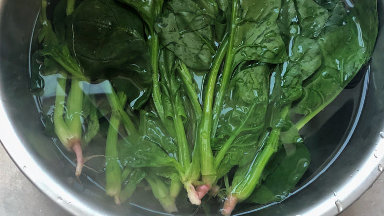 菠菜鱼丸汤,开水冲烫。春天的菠菜很嫩,烫一下即可去除多余的草酸。