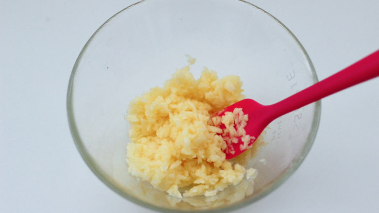 奶香苹果燕麦饼干,<a style='color:red;display:inline-block;' href='/shicai/ 591'>苹果</a>去皮后,用料理机打成泥放入大碗里。