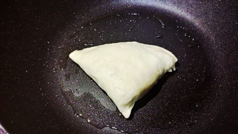 香酥牛肉饼,起锅刷油,放入馅饼