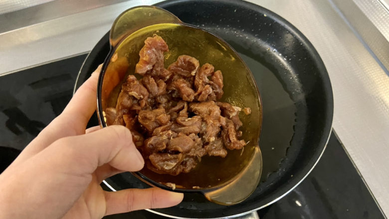 洋葱炒肉片➕青椒洋葱炒肉片,热锅冷油,下腌制好的肉片,中火滑炒