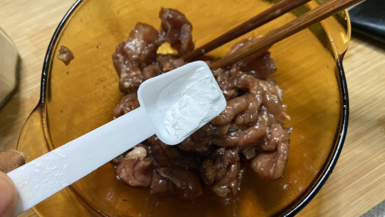 洋葱炒肉片➕青椒洋葱炒肉片,一茶匙淀粉,抓拌均匀