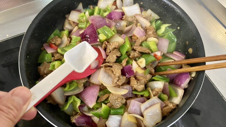 洋葱炒肉片➕青椒洋葱炒肉片,尝下咸淡,根据个人口味添加少许盐,翻炒定味即可出锅