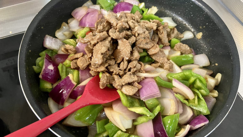 洋葱炒肉片➕青椒洋葱炒肉片,加入肉片,翻炒均匀,继续翻炒半分钟