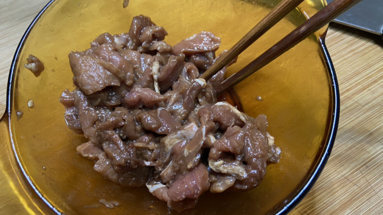 洋葱炒肉片➕青椒洋葱炒肉片,抓拌均匀,腌制15分钟