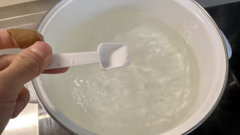 培根芦笋卷,坐锅烧水,水开下半茶匙食盐