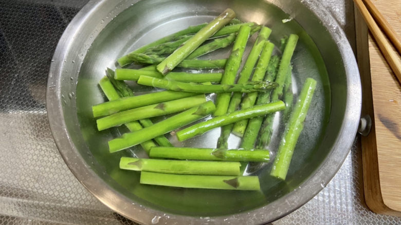 培根芦笋卷,捞出淋冰水,保持脆嫩