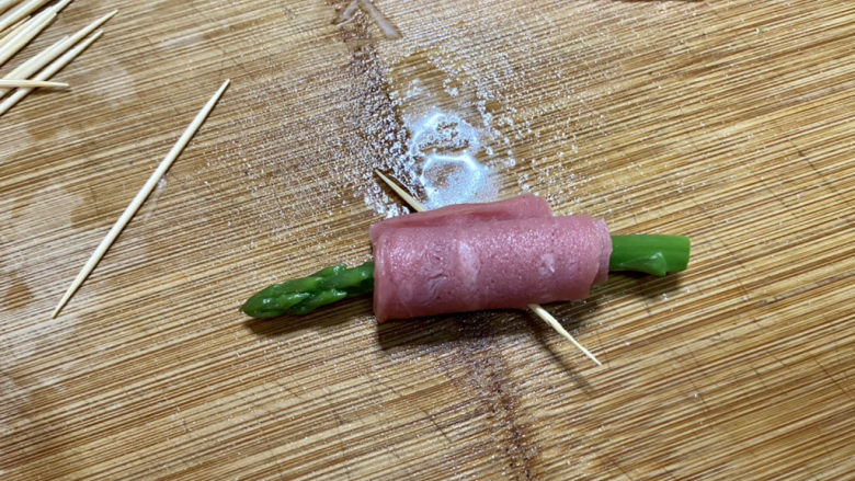 培根芦笋卷,用一片培根卷起芦笋,用牙签固定