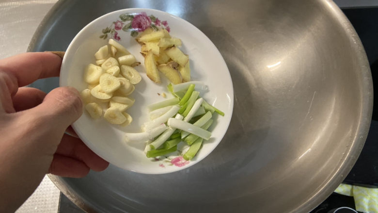 泡椒藕丁,热锅冷油,下蒜片姜片葱白,中小火煸香