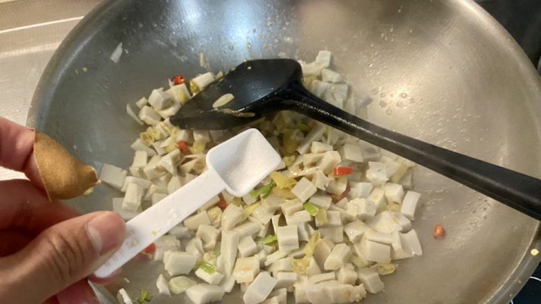 泡椒藕丁,根据个人口味添加适量盐,翻炒一分钟