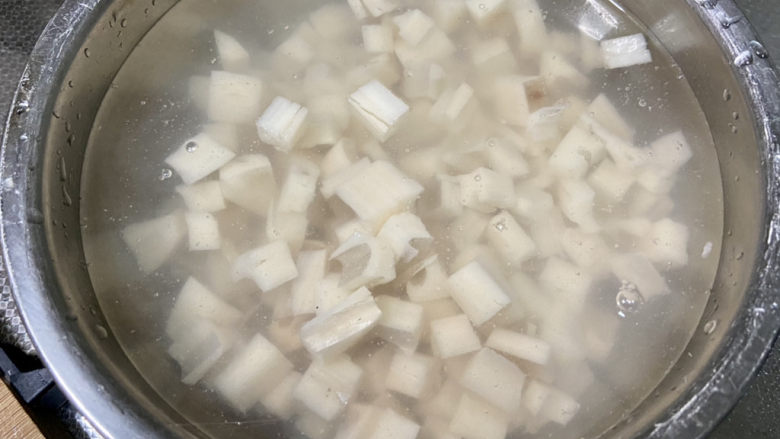 泡椒藕丁,莲藕切小拇指大小的块,水中洗去多余淀粉