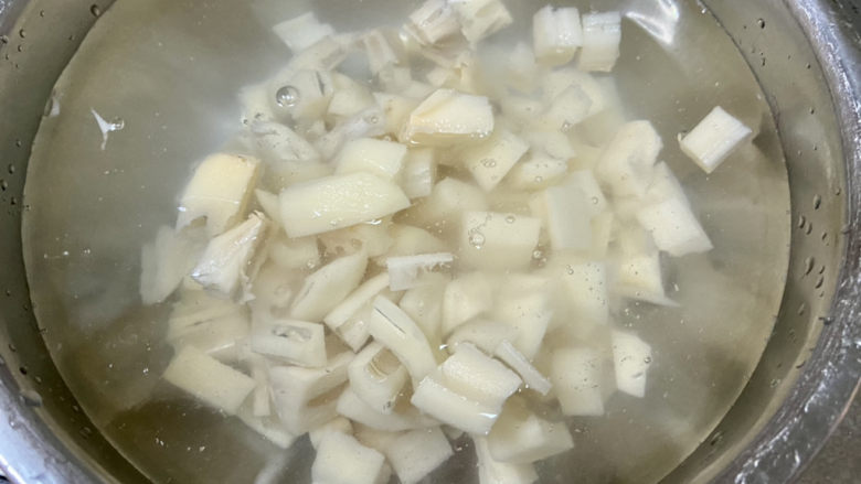 红枣莲藕汤➕红糖红枣鸡蛋莲藕汤,藕切小块,用清水洗去表面淀粉